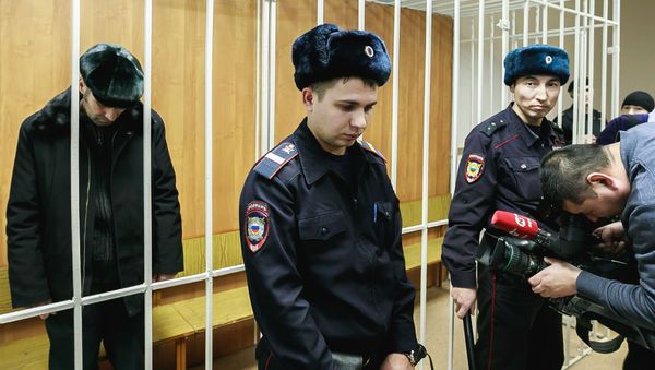 Житель Сургута Павел Шаповалов (слева), обвиняемый в попытке угона воздушного судна Аэрофлота - Sputnik Азербайджан