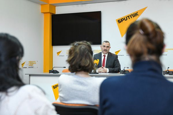 Эксперт в области транспорта председатель общественного объединения гуманитарной поддержки Хаят Азер Аллахверанов - Sputnik Азербайджан