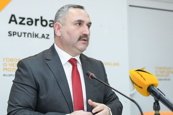 Эксперт в области транспорта председатель общественного объединения гуманитарной поддержки Хаят Азер Аллахверанов - Sputnik Азербайджан