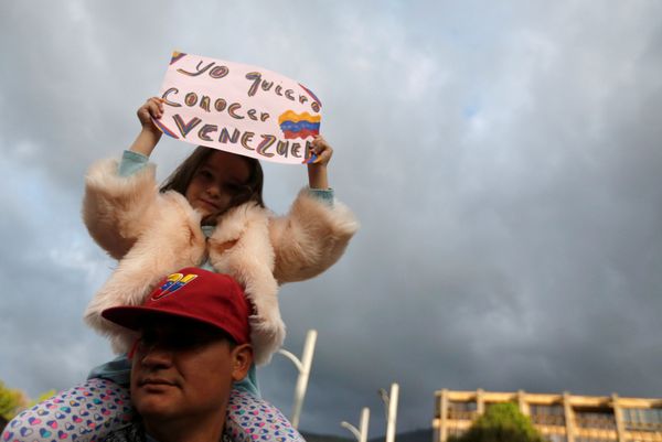Девочка держит плакат на митинге в поддержку лидера венесуэльской оппозиции Хуана Гуайдо в Боготе, Колумбия - Sputnik Азербайджан