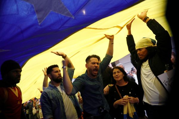 Протестующие держат венесуэльский флаг на митинге в поддержку лидера венесуэльской оппозиции Хуана Гуайдо возле посольства Венесуэлы в Мехико, Мексика - Sputnik Азербайджан