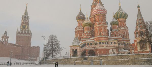 Собор Василия Блаженного на Красной площади в Москве во время снегопада - Sputnik Азербайджан