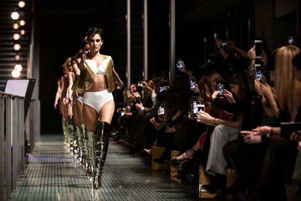 Модель во время презентации нижнего белья на модном шоу Lingerie Rocks в Париже  - Sputnik Азербайджан