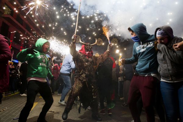 Человек в костюме демона принимает участие в традиционном фестивале Correfoc в в Пальма-де-Майорке - Sputnik Азербайджан