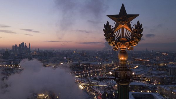 Звезда на крыше высотного здания на Котельнической набережной в Москве - Sputnik Азербайджан