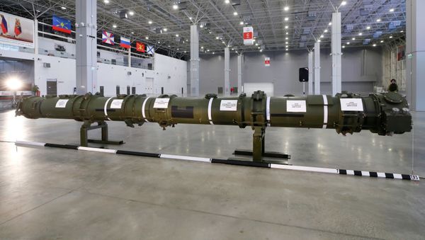 Компонент крылатой ракетной системы SSC-8 / 9M729 демонстрируется на брифинге под Москвой - Sputnik Азербайджан