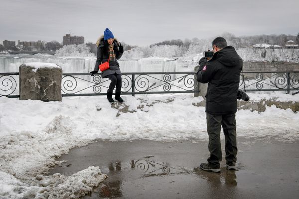 Фотографирование у  Ниагарского водопада зимой в Канаде  - Sputnik Азербайджан
