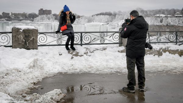 Фотографирование у  Ниагарского водопада зимой в Канаде  - Sputnik Азербайджан