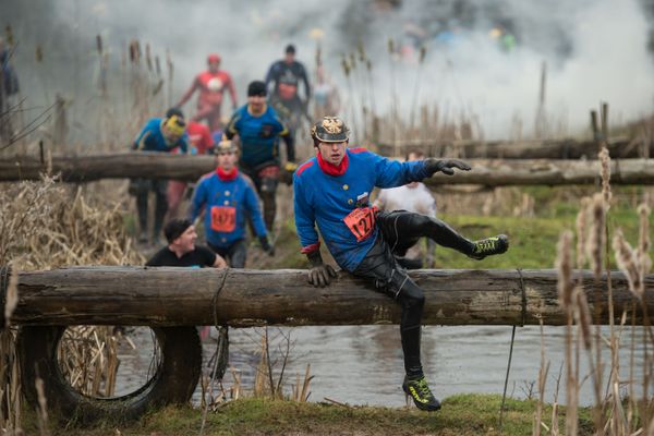 Участник гонки на выносливость Tough Guy в английском городке Вулвергемптон - Sputnik Азербайджан