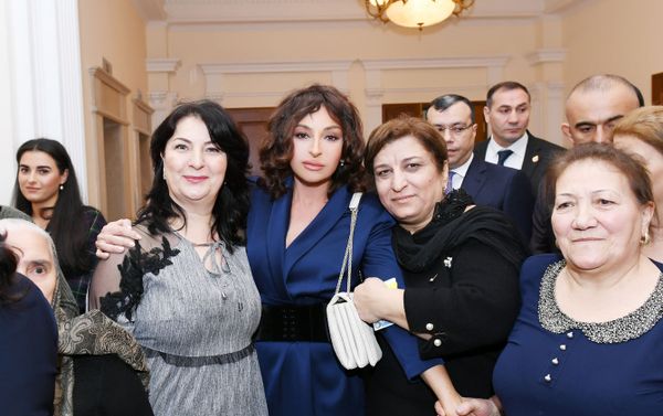 Президент Ильхам Алиев и первая леди Мехрибан Алиева на встрече с семьями шехидов - Sputnik Азербайджан
