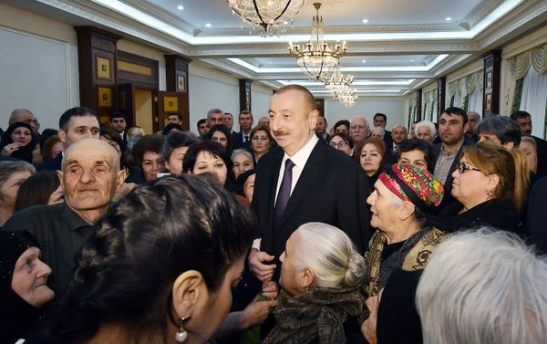 Президент Ильхам Алиев и первая леди Мехрибан Алиева на встрече с семьями шехидов - Sputnik Азербайджан