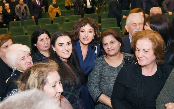 Президент Ильхам Алиев и первая леди Мехрибан Алиева на встрече с семьями шехидов - Sputnik Азербайджан