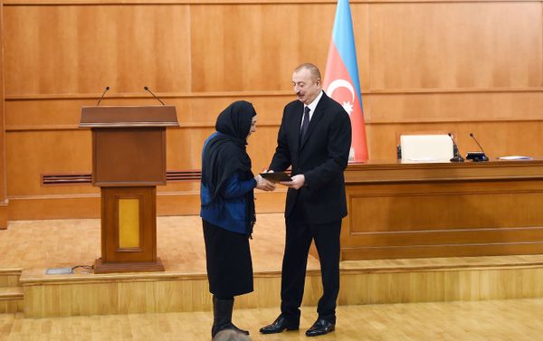 Президент Ильхам Алиев и первая леди Мехрибан Алиева на встрече с семьями шехидов - Sputnik Азербайджан