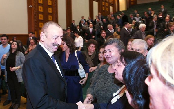 Президент Ильхам Алиев и первая леди Мехрибан Алиева на встрече с семьями шехидов - Sputnik Азербайджан