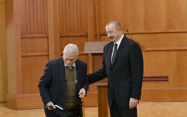 Президент Ильхам Алиев и первая леди Мехрибан Алиева на встрече с семьями шехидов - Sputnik Азербайджан