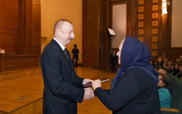 Президент Ильхам Алиев и первая леди Мехрибан Алиева на встрече с семьями шехидов - Sputnik Азербайджан