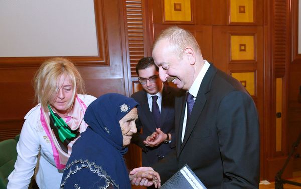 Президент Ильхам Алиев и первая леди Мехрибан Алиева на встрече с семьями шехидов - Sputnik Азербайджан
