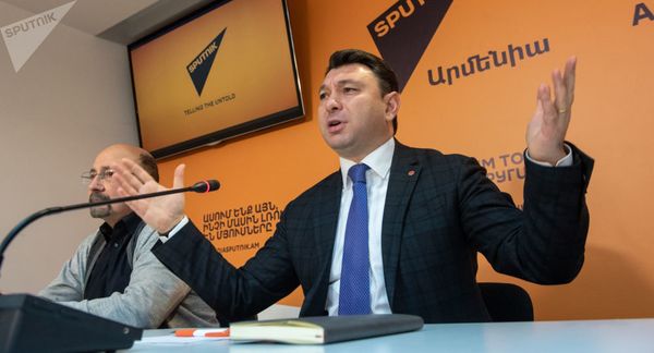 Пашинян попал в капкан Алиева в лифте - Шармазанов - Sputnik Азербайджан