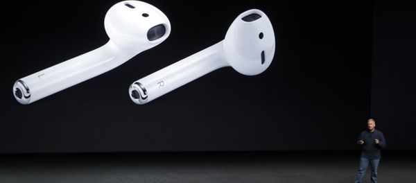 Старший вице-президент по маркетингу Apple Филипп Шиллер рассказывает об AirPods на презентации новых продуктов в Сан-Франциско. Архивное фото - Sputnik Азербайджан