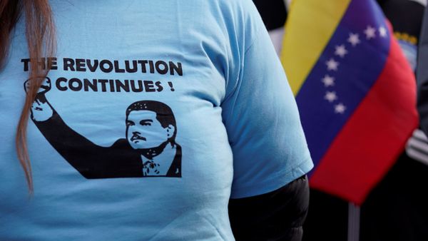 Активисты протестуют против вмешательства администрации Трампа в политику Венесуэлы перед Белым домом в Вашингтоне, США, 26 января 2019 - Sputnik Азербайджан