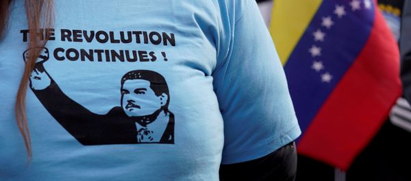 Активисты протестуют против вмешательства администрации Трампа в политику Венесуэлы перед Белым домом в Вашингтоне, США, 26 января 2019 - Sputnik Азербайджан
