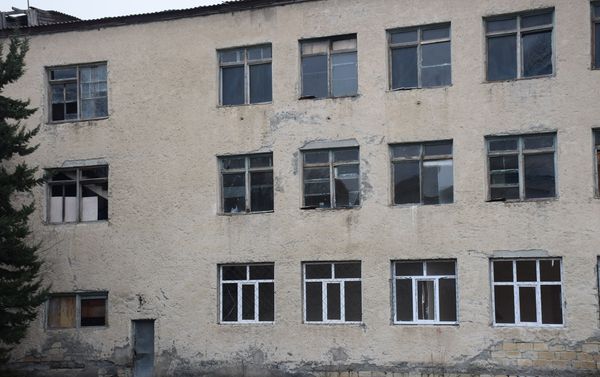 Школа номер 13 в городе Мингячевир носит имя погибшего за Родину шехида Ноэля Ахенгери - Sputnik Азербайджан