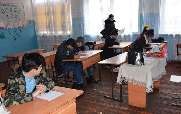 Школа номер 13 в городе Мингячевир носит имя погибшего за Родину шехида Ноэля Ахенгери - Sputnik Азербайджан