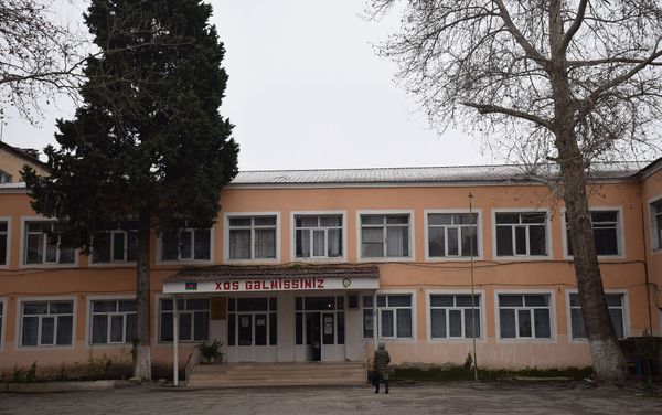 Школа номер 13 в городе Мингячевир носит имя погибшего за Родину шехида Ноэля Ахенгери - Sputnik Азербайджан