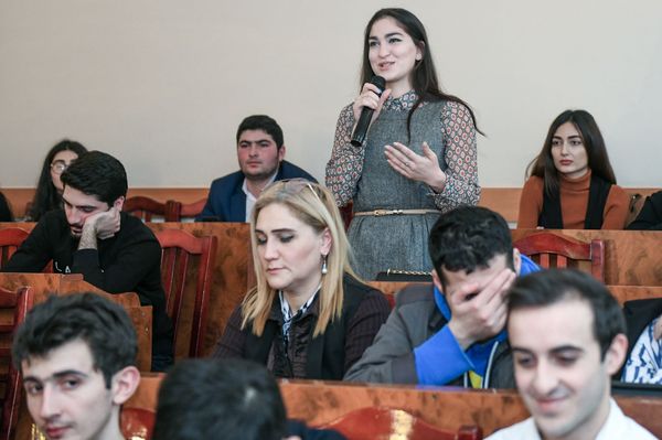Будьте не очень застенчивы, но и не очень нахальны - посол РФ дал совет будущим дипломатам - Sputnik Азербайджан