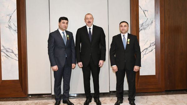 İlham Əliyev Ukraynada yaşayan soydaşlarımız Sabir və Umud Şirinov qardaşlarını “İgidliyə görə” medalı ilə təltif edib İlham Əliyev Ukraynada yaşayan soydaşlarımız Sabir və Umud Şirinov qardaşlarını “İgidliyə görə” medalı ilə təltif edib - Sputnik Азербайджан