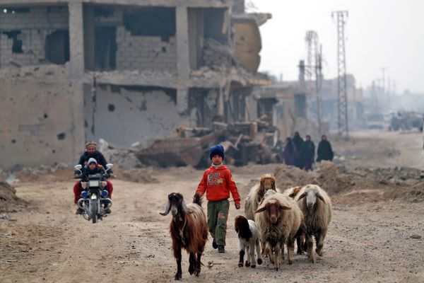 Гражданские лица возвращаются в сирийский город Хаджин после освобождения его от ИГ (организация, запрещенная в РФ) - Sputnik Азербайджан