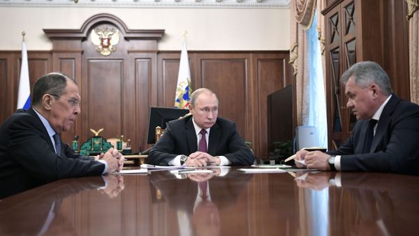 Президент РФ В. Путин встретился с главами МИД и Минобороны РФ С. Лавровым и C. Шойгу - Sputnik Азербайджан