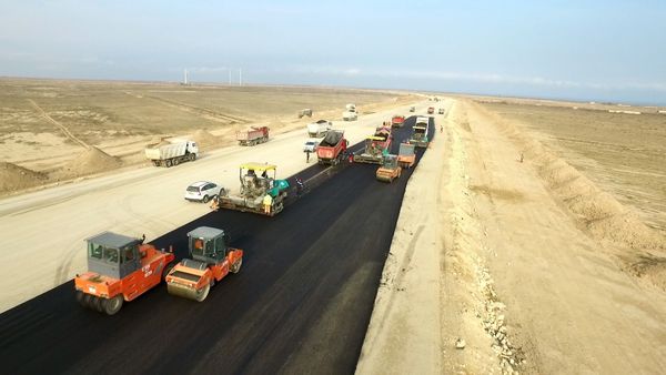 Строительство новой автомобильной дороги по направлению к государственной границе с Россией продолжается - Sputnik Азербайджан