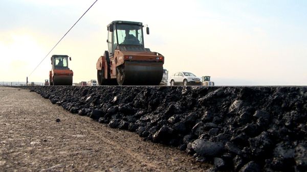 Строительство новой автомобильной дороги по направлению к государственной границе с Россией продолжается - Sputnik Азербайджан