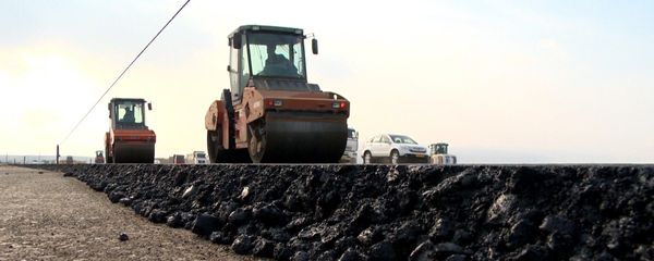 Строительство новой автомобильной дороги по направлению к государственной границе с Россией продолжается - Sputnik Азербайджан