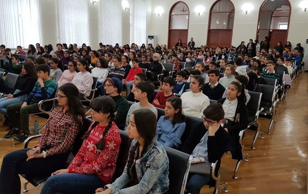 XI Олимпиада по русскому языку и литературе в школе № 1 города Баку - Sputnik Азербайджан