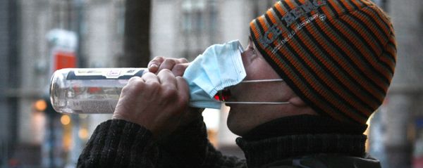 Mann trinkt Wodka auf der Straße - Sputnik Азербайджан