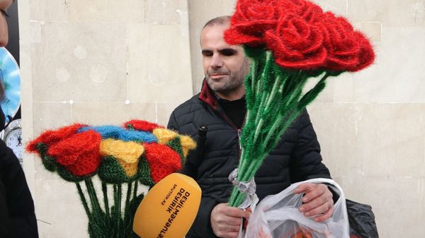 Миллион алых роз: многим они радуют взор - кроме их создателя, одинокого Эльчина - Sputnik Азербайджан