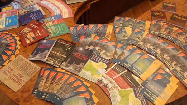 В Президентской библиотеке прошла презентация книг Ягуба Махмудова на иностранных языках - Sputnik Азербайджан