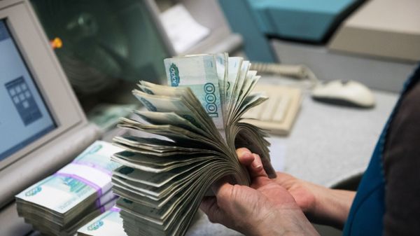 Банкноты номиналом 1000 рублей во время счетно-сортировальных работ  - Sputnik Азербайджан