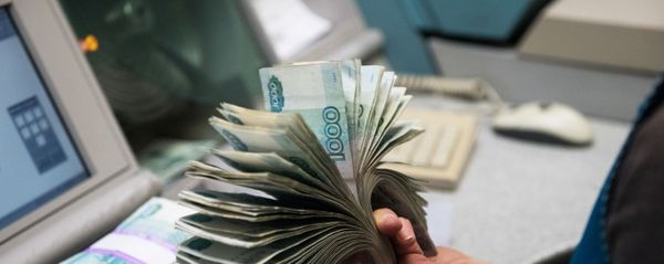 Банкноты номиналом 1000 рублей во время счетно-сортировальных работ  - Sputnik Азербайджан