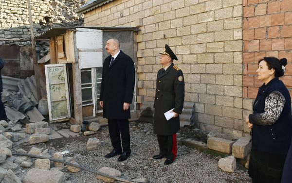 Президент Азербайджана Ильхам Алиев прибыл в Шамаху, где накануне произошло землетрясение - Sputnik Азербайджан