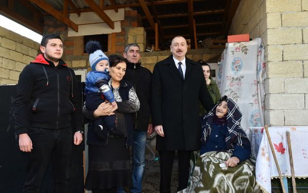 Президент Азербайджана Ильхам Алиев прибыл в Шамаху, где накануне произошло землетрясение - Sputnik Азербайджан