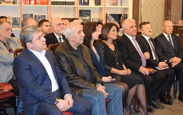 Презентация книги Таира Амирасланова под названием Долма в азербайджанской кухне. 381 вид - Sputnik Азербайджан