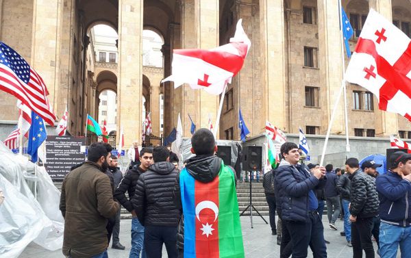 Акция протеста перед зданием парламента Грузии против установления бюста карабахскому сепаратисту Михаилу Авагяну - Sputnik Азербайджан