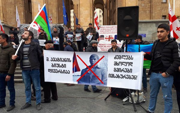 Акция протеста перед зданием парламента Грузии против установления бюста карабахскому сепаратисту Михаилу Авагяну - Sputnik Азербайджан