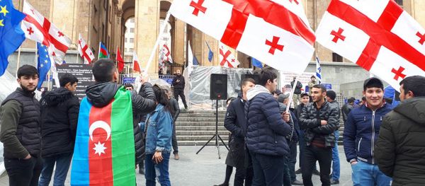 Акция протеста перед зданием парламента Грузии против установления бюста карабахскому сепаратисту Михаилу Авагяну - Sputnik Азербайджан