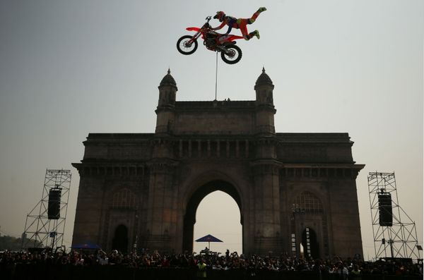 Россиянин Алексей Колесников во время соревнований по мотофристайлу Red Bull FMX Jam в Мумбаи, Индия - Sputnik Азербайджан