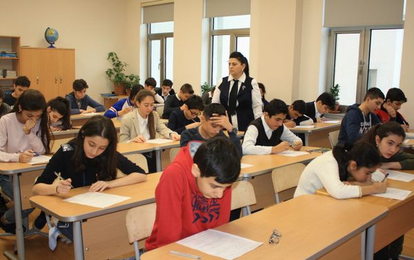 В школе-лицее № 20 города Баку прошел очередной  тур ХI республиканской Олимпиады по русскому языку и литературе - Sputnik Азербайджан