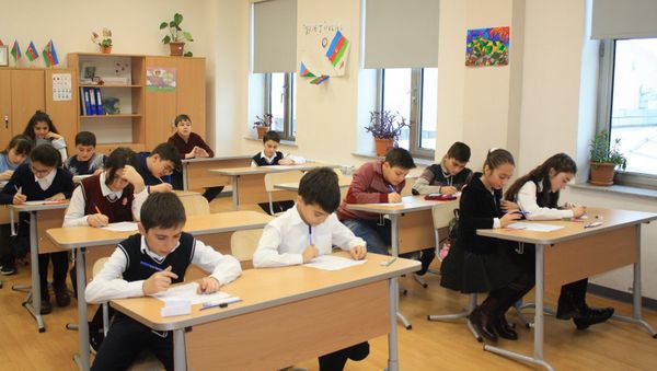 В школе-лицее № 20 города Баку прошел очередной  тур ХI республиканской Олимпиады по русскому языку и литературе - Sputnik Азербайджан